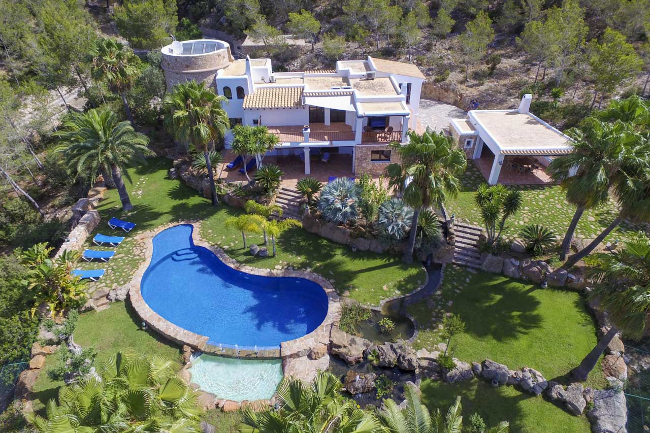 vista aerea casa con piscina y gran jardin en ibiza